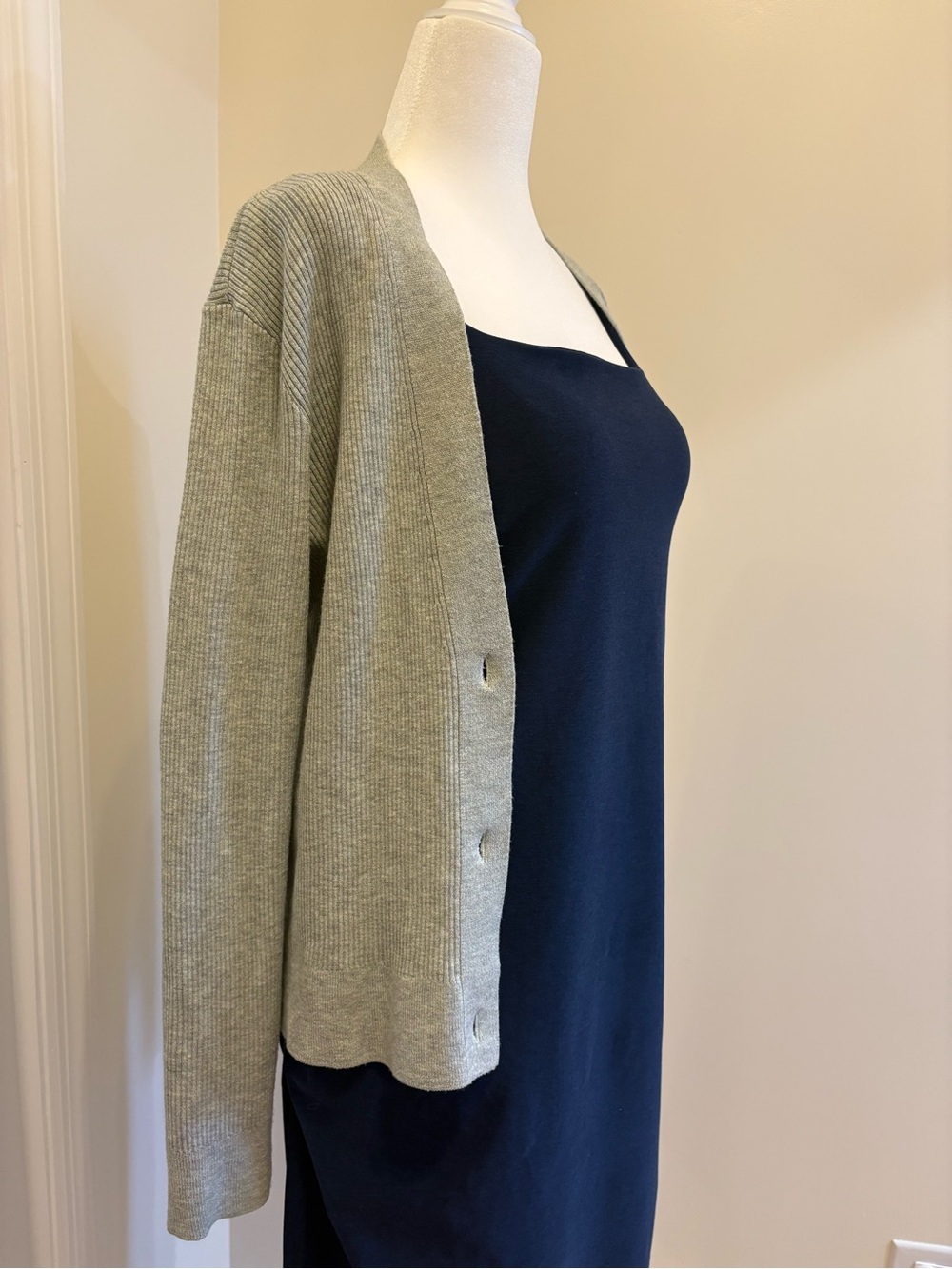 Uniqlo V-Neck Button Ribbed Cardigan - Picture 3 of 5